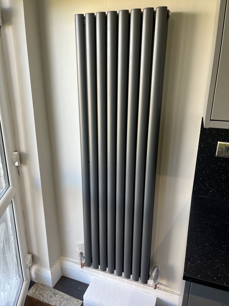Anthracite column radiator with new copper pipe tails